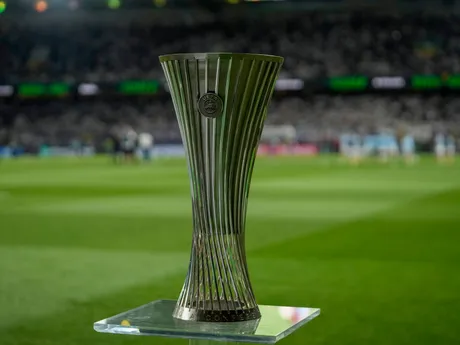 Víťazná trofej Konferenčnej ligy pred finálovým zápasom Olympiakos - Fiorentina