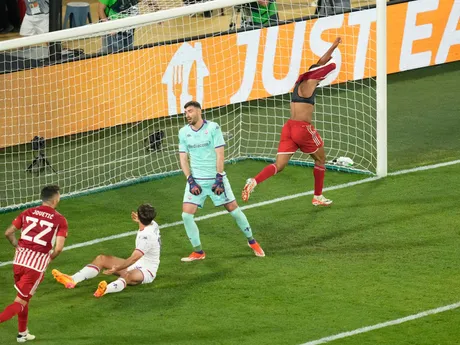 Ayoub El Kaabi strieľa víťazný gól Olympiakosu vo finále Konferenčnej ligy s Fiorentinou