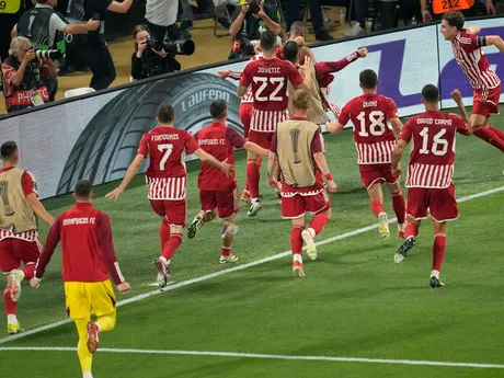 Hráči Olympiakosu oslavujú gól finále Konferenčnej ligy s Fiorentinou