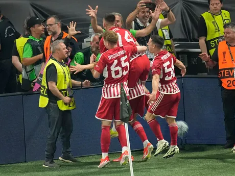 Hráči Olympiakosu oslavujú gól finále Konferenčnej ligy s Fiorentinou