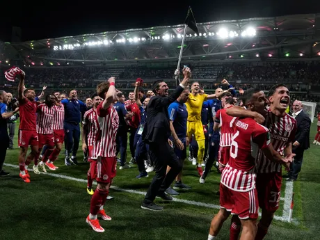Hráči Olympiakosu oslavujú triumf vo finále Konferenčnej ligy