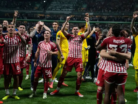 Hráči Olympiakosu oslavujú triumf vo finále Konferenčnej ligy