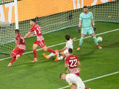 Ayoub El Kaabi strieľa víťazný gól Olympiakosu vo finále Konferenčnej ligy s Fiorentinou