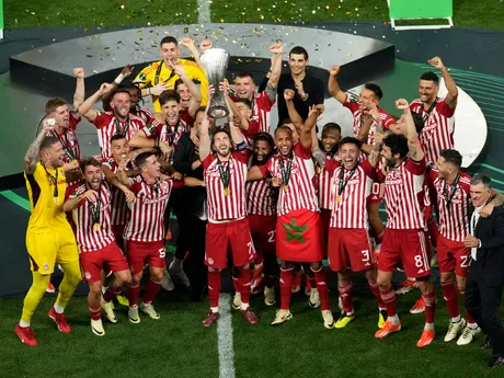 Hráči Olympiakosu oslavujú s trofejou po triumfe vo finále Konferenčnej ligy