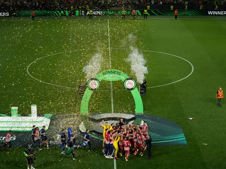 Hráči Olympiakosu oslavujú s trofejou po triumfe vo finále Konferenčnej ligy