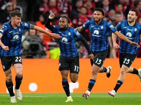 Ademola Lookman sa teší po strelenom góle v zápase Atalanta Bergamo - Bayer Leverkusen vo finále Európskej ligy.