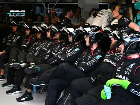 Mechanici Mercedesu počas Veľkej ceny Miami.