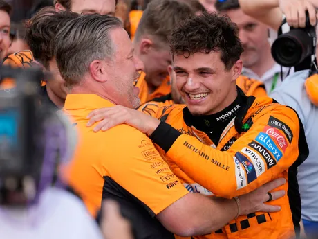 Šéf McLarenu Zak Brown a Lando Norris oslavujú triumf na Veľkej cene Miami.