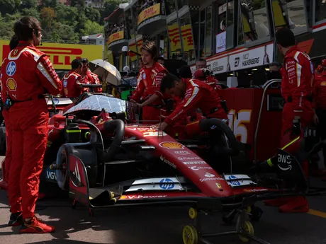 Charles Leclerc na Ferrari počas prerušenia Veľkej ceny Monaka 2024.