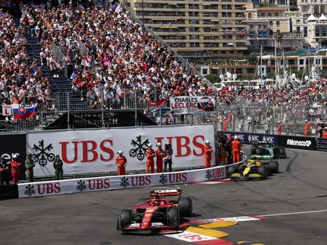 Charles Leclerc na Ferrari a Oscar Piastri na McLarene počas Veľkej ceny Monaka 2024.