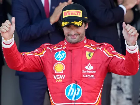 Carlos Sainz z Ferrari po zisku tretieho miesta na Veľkej cene Monaka 2024.