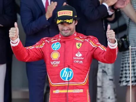 Carlos Sainz z Ferrari po zisku tretieho miesta na Veľkej cene Monaka 2024.