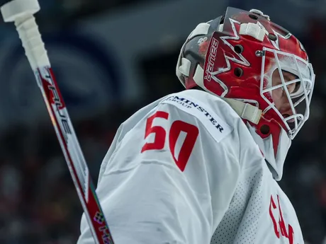 Brankár Jordan Binnington v zápase Kanada - Švajčiarsko v semifinále MS v hokeji 2024.