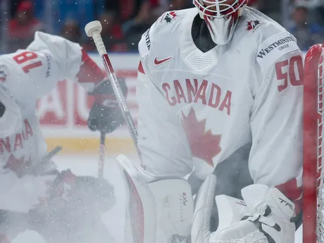 Brankár Jordan Binnington v zápase Kanada - Švajčiarsko v semifinále MS v hokeji 2024.