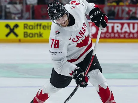 Damon Severson v zápase Kanada - Švajčiarsko v semifinále MS v hokeji 2024.