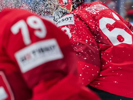 Brankár Leonardo Genoni v zápase Kanada - Švajčiarsko v semifinále MS v hokeji 2024.