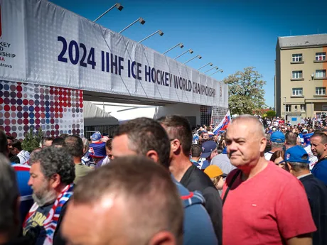 Slovenskí fanúšikovia pred zápasom Slovensko - Kazachstan na MS v hokeji 2024.