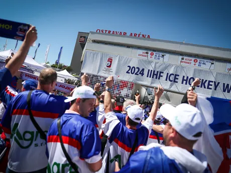 Slovenskí fanúšikovia pred zápasom Slovensko - Kazachstan na MS v hokeji 2024.