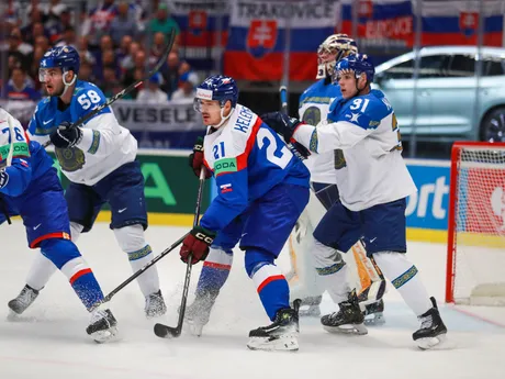 Martin Pospíšil a Miloš Kelemen v zápase Slovensko - Kazachstan v skupine B na MS v hokeji 2024.
