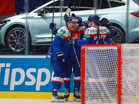 Slovenskí hokejisti sa tešia po strelenom góle v zápase Slovensko - Kazachstan v skupine B na MS v hokeji 2024.