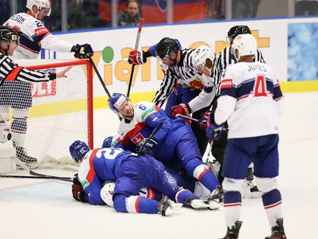 Lukáš Cingel a Patrik Koch v zápase Slovensko - USA v skupine B na MS v hokeji 2024.