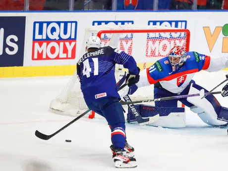 Brankár Samuel Hlavaj v zápase Slovensko - Francúzsko v skupine B na MS v hokeji 2024.