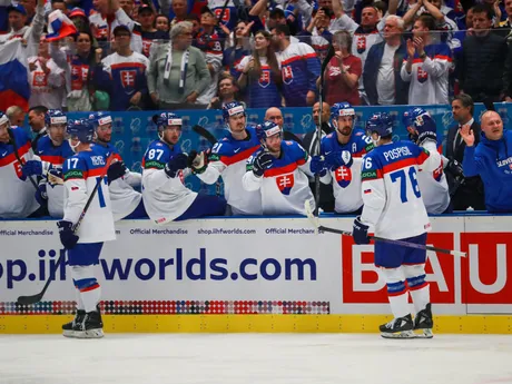 Slovenskí reprezentanti sa tešia po strelenom góle v zápase Slovensko - Francúzsko v skupine B na MS v hokeji 2024.