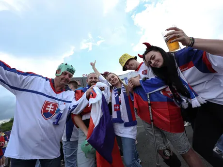 Slovenskí fanúšikovia vo fanzóne na MS v hokeji 2024.  