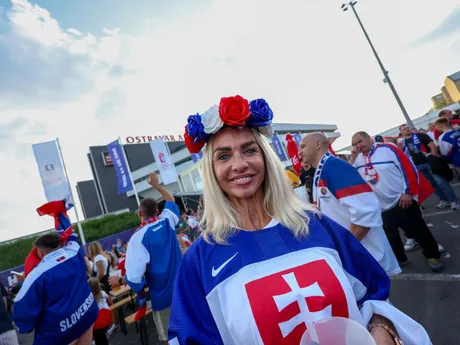 Slovenskí fanúšikovia vo fanzóne v Ostrave pred zápasom Slovensko - Švédsko v skupine B na MS v hokeji 2024.