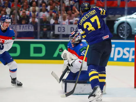 Brankár Stanislav Škorvánek v zápase Slovensko - Švédsko v skupine B na MS v hokeji 2024.