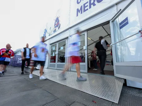 Fanúšikovia pred zápasom Slovensko - Kanada vo štvrťfinále MS v hokeji 2024 v Prahe.