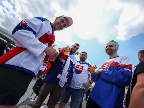 Fanúšikovia pred zápasom Slovensko - Kanada vo štvrťfinále MS v hokeji 2024 v Prahe.