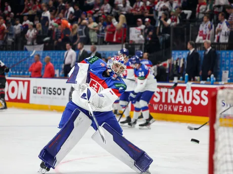 Brankár Samuel Hlavaj pred zápasom Slovensko - Kanada vo štvrťfinále MS v hokeji 2024.