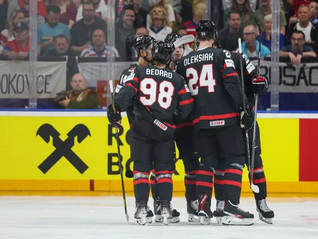 Kanadský reprezentanti sa tešia v zápase Slovensko - Kanada vo štvrťfinále MS v hokeji 2024.
