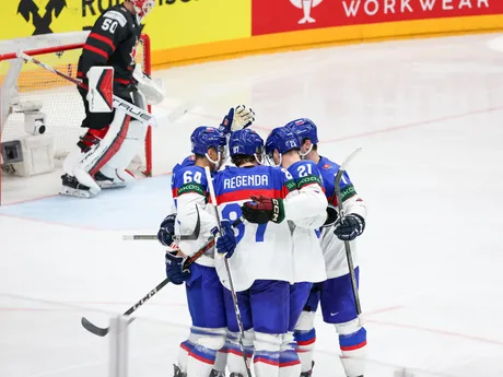 Slovenskí reprezentanti sa tešia po strelenom góle v zápase Slovensko - Kanada vo štvrťfinále MS v hokeji 2024.