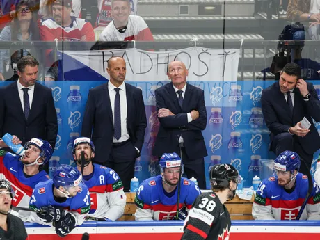 Tréner Craig Ramsay na lavičke v zápase Slovensko - Kanada vo štvrťfinále MS v hokeji 2024.