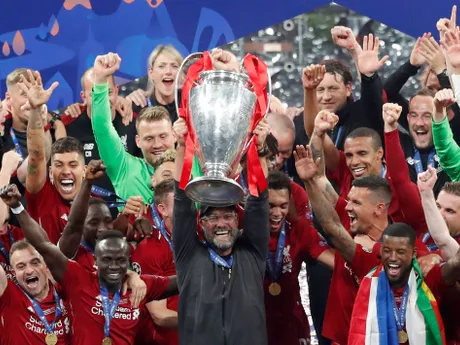 Tréner Liverpoolu Jürgen Klopp dvíha v roku 2019 nad hlavu trofej pre víťaza Ligy majstrov. 