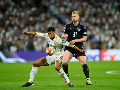 Jude Bellingham a Matthijs de Ligt počas odvety semifinále Ligy majstrov Real Madrid - Bayern Mníchov.