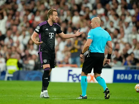 Harry Kane a Szymon Marciniak počas odvety semifinále Ligy majstrov Real Madrid - Bayern Mníchov.