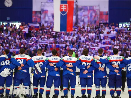 Slovenskí hokejsti počas hymny po zápase s Kazachstanom na MS v hokeji 2024