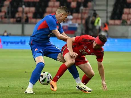 Peter Pekarík (vľavo) a Daniel James v zápase Slovensko - Wales v príprave na EURO 2024.