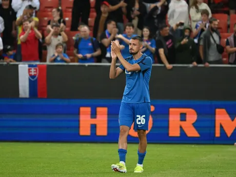 Ivan Schranz ďakuje divákom po výhre v zápase Slovensko - Wales v príprave na EURO 2024.