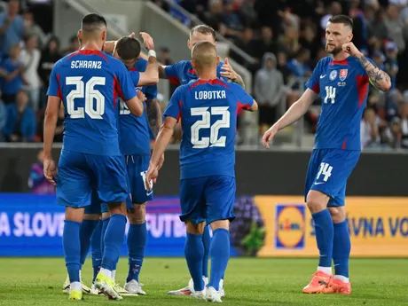 Slovenskí futbalisti sa tešia po strelenom góle v zápase Slovensko - Wales v príprave na EURO 2024.