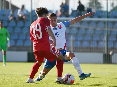 Vpravo hráč Slovenska Alexander Selecký a hráč Moldavska Mihai Lupan v prípravnom futbalovom zápase Slovensko 21 - Moldavsko 21.