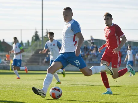Vľavo hráč Slovenska Nino Marcelli a hráč Moldavska Cucos Catalin v prípravnom futbalovom zápase Slovensko 21 - Moldavsko 21.
