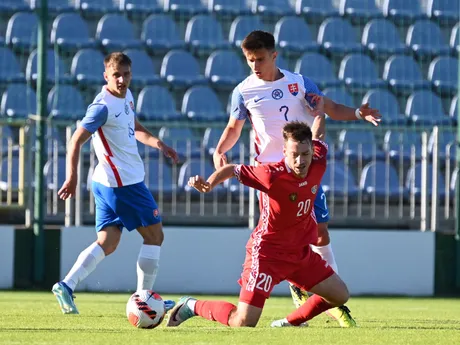 Vľavo hráč Slovenska Artur Gajdoš a hráč Moldavska Vicu Bulmaga v prípravnom futbalovom zápase Slovensko 21 - Moldavsko 21.