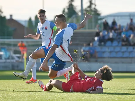Vľavo hráč Slovenska Nino Marcelli a hráč Moldavska Doru Calestru v prípravnom futbalovom zápase Slovensko 21 - Moldavsko 21.