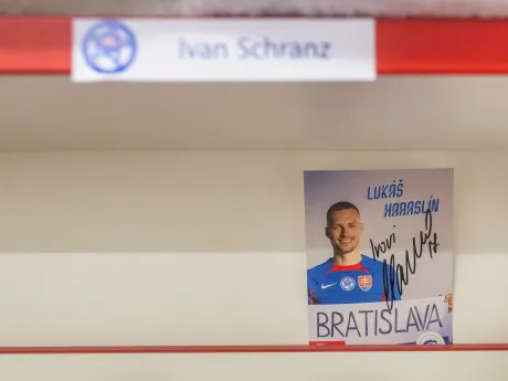 Miesto Ivana Schranza, ktorý ma venovanie od spoluhráča Lukáša Haraslína v šatni slovenských futbalistov pred tréningom v Mainzi na EURO 2024.