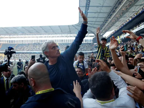 José Mourinho slávnostne podpísal novú zmluvu s Fenerbahce Istanbul pred plným štadiónom. 
