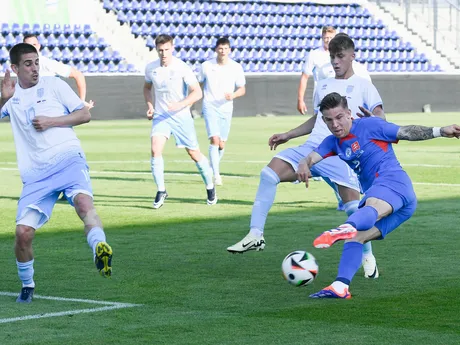 Tomáš Suslov strieľa druhý gól, prizerajú sa Michele Cevoli (druhý sprava) a vľavo Filippo Berardi (obaja San Maríno) počas prípravného futbalového zápasu Slovensko - San Maríno.